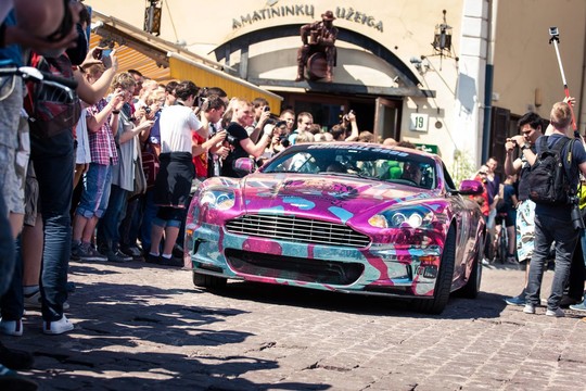 Į Vilnių atvažiuoja muzikos žvaigždės ir brangiausi automobiliai – ralis „Gumball 3000“