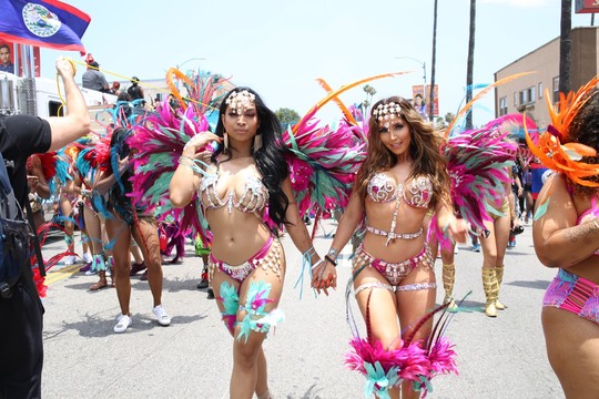 Kim Kardashian antrininkės šėlionės karnavale atėmė minios žadą