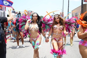 Kim Kardashian antrininkės šėlionės karnavale atėmė minios žadą