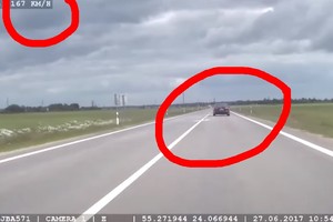 Pro nežymėtą policijos automobilį praskridę lakstūnai neteks teisių