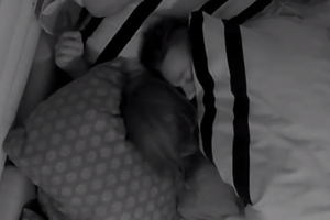 „2 Barai“ dalyviai neslepia jausmų: naktį praleido vienoje lovoje