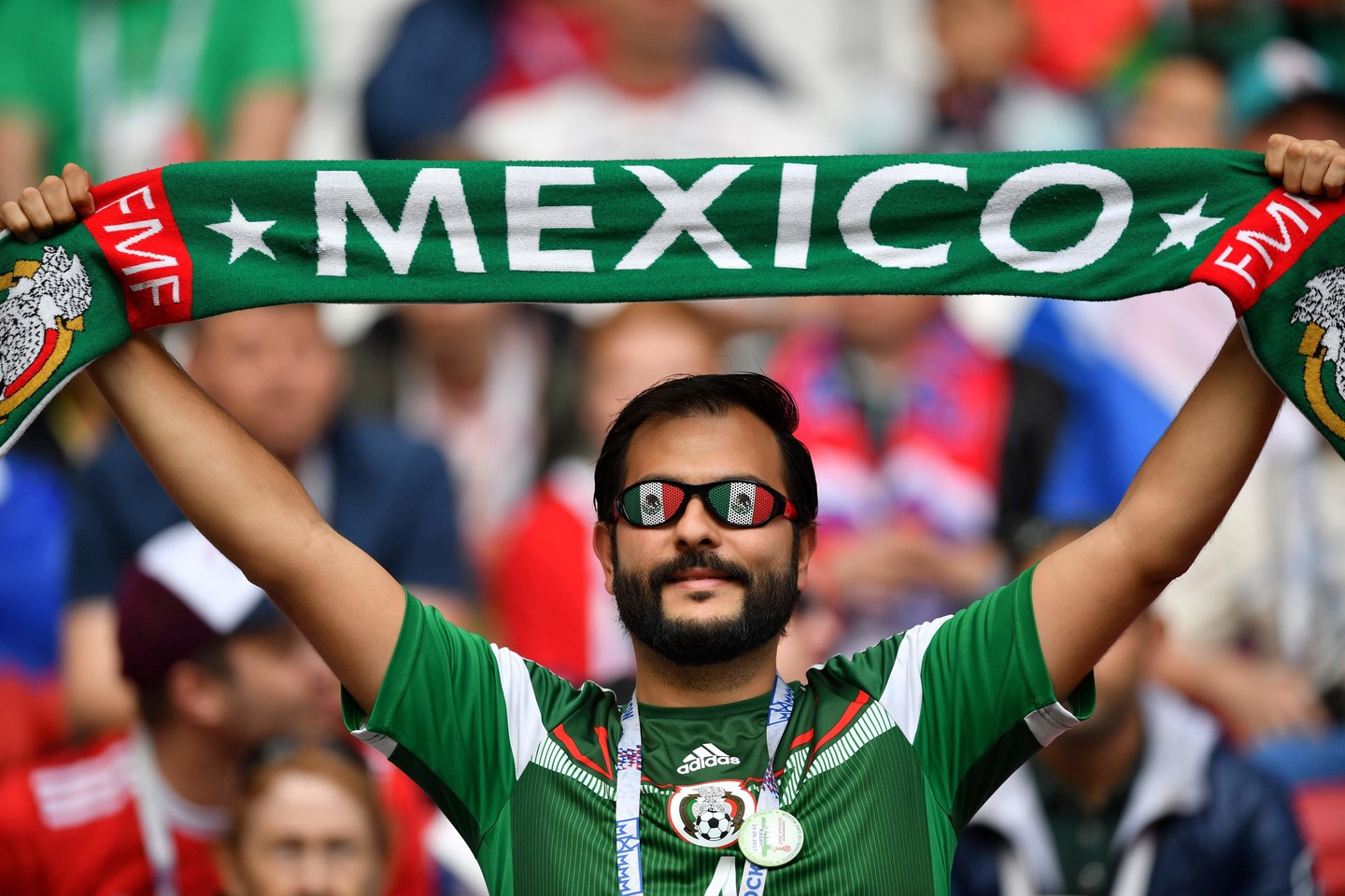  Meksikos rinktinės sirgaliai į Konfederacijų taurės tribūnas atsineša ne tik spalvas, bet ir įdomias istorijas.<br> AFP/Scanpix nuotr.
