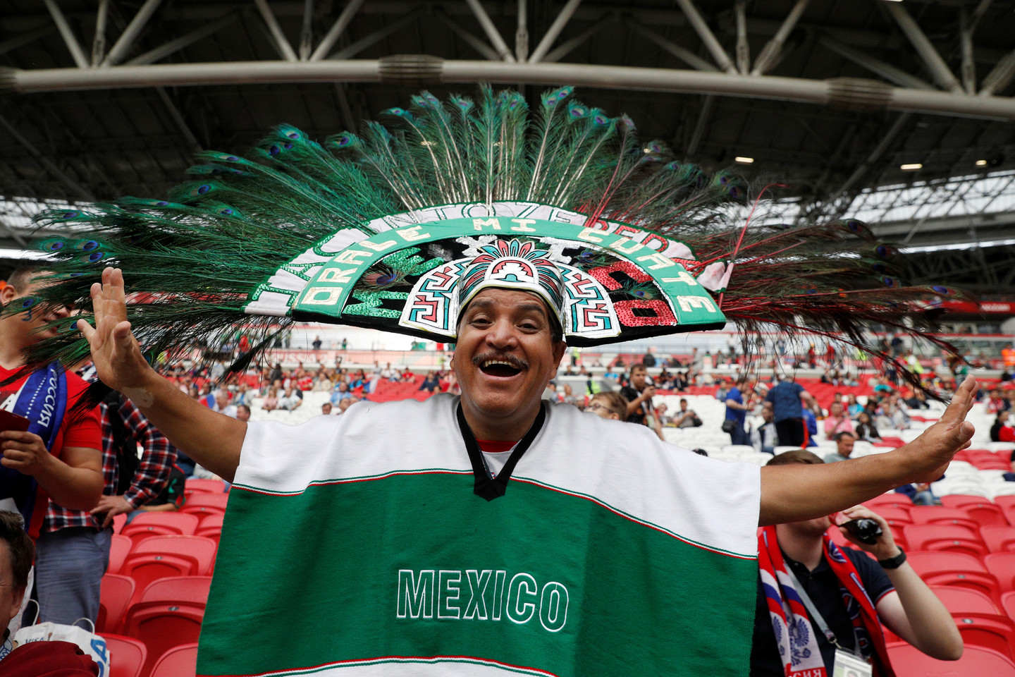  Meksikos rinktinės sirgaliai į Konfederacijų taurės tribūnas atsineša ne tik spalvas, bet ir įdomias istorijas.<br> Reuters/Scanpix nuotr.