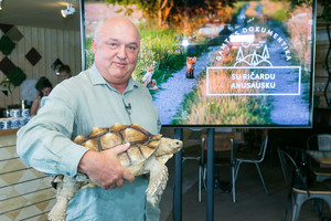 Evelinos Anusauskaitės-Young tėtis Ričardas pristatė unikalią naujieną