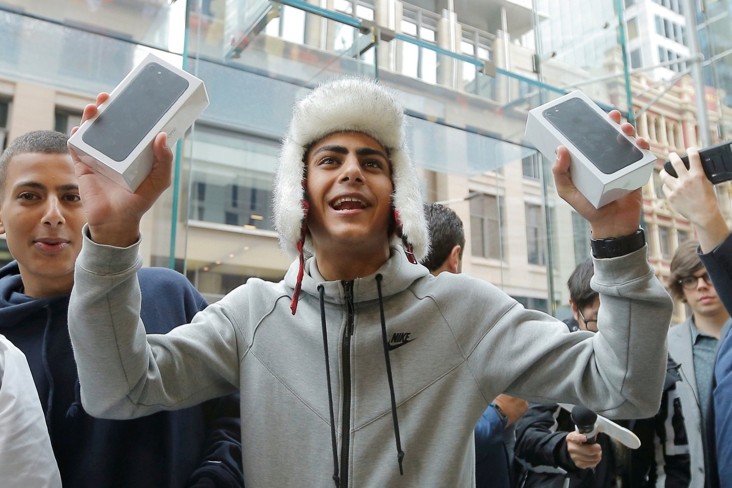 Naujų „iPhone“ modelių prekybos pradžia kompanijos gerbėjams – tarsi šventė. <br>Reuters/Scanpix nuotr.