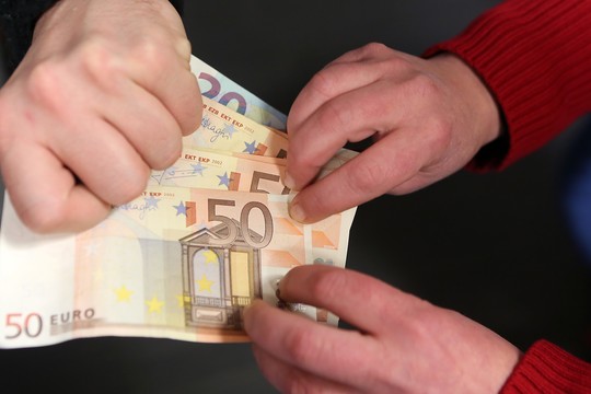Sukčių šeimynėlė, lobusi iš patiklių gyventojų, pasiųsta už grotų