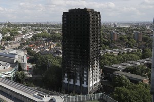 Gaisro Londone aukų – mažiausiai 80, bet tikrojo skaičiaus teks laukti ilgai