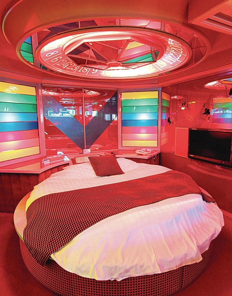 Prieš kelis dešimtmečius Japonijos meilės viešbučiuose dominavusios ryškios egzotiškos lovos tampa vis santūresnių spalvų.<br>L.Martišiūtės nuotr.