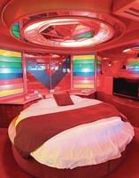 Kol lietuviai žegnojasi, japonai neatsidžiaugia sekso viešbučiais