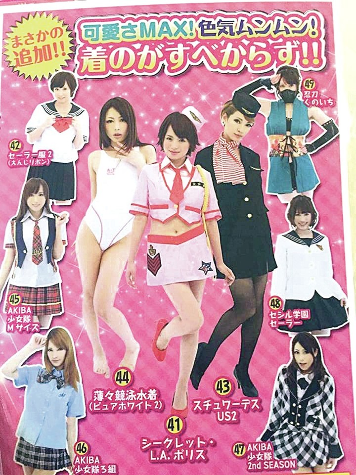 Kambariuose yra brošiūros su pasiūlymais nemokamai išsirinkti kostiumus.