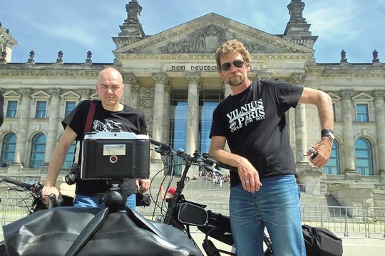 Iššūkį sau metę žinomi fotografai atkartojo pirmtakų žygį