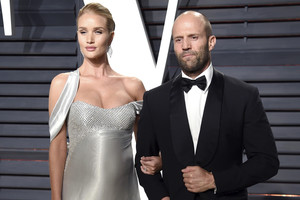  Aktorius Jasonas Stathamas ir manekenė Rosie Huntington-Whiteley tapo tėvais