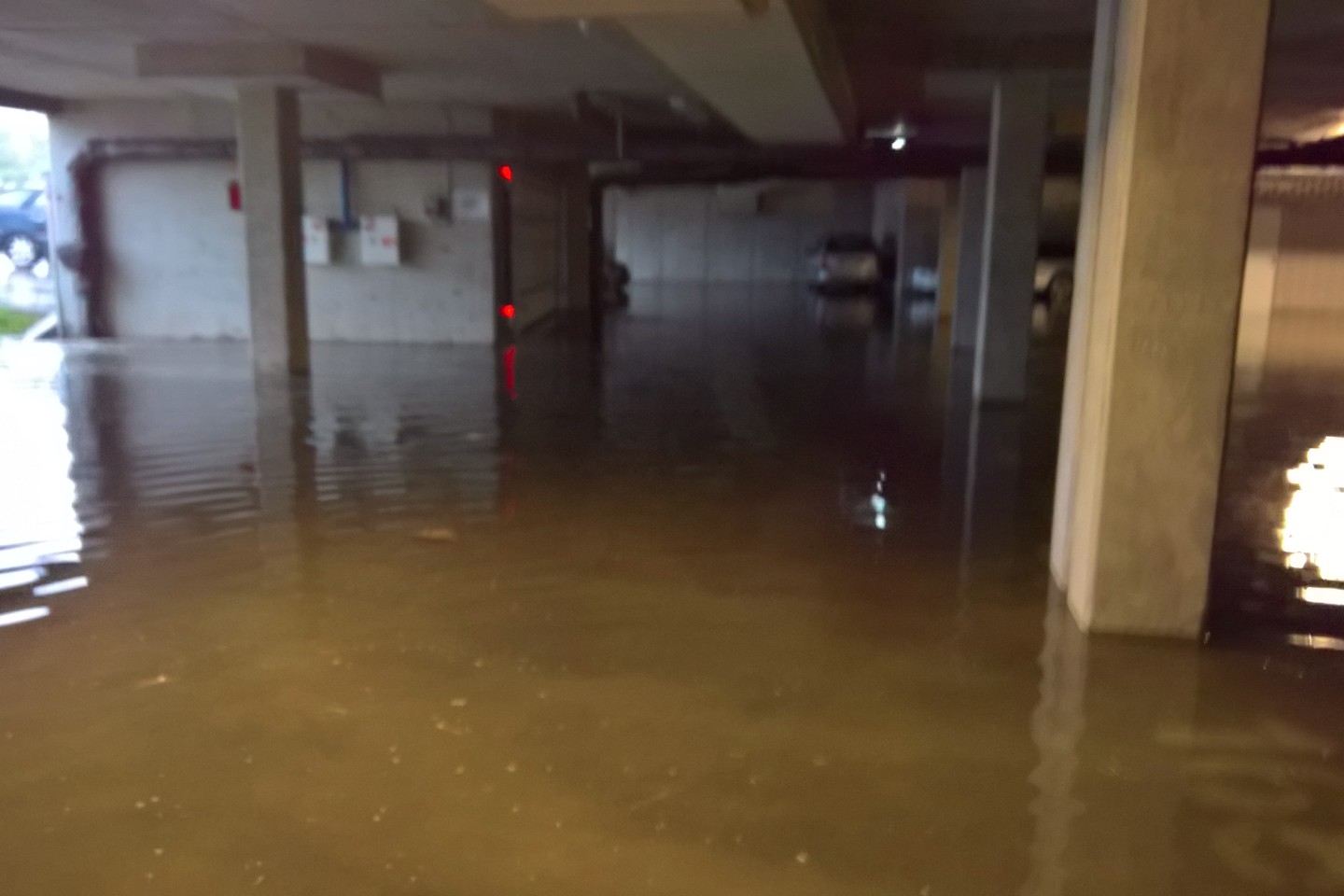 Požeminės aikštelės vaizdas pribloškė vairuotojus.<br> Skaitytojo nuotr.