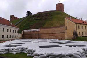 Po galingos liūties įmirko Gedimino kalno šlaitas: gresia dar viena nuošliauža 