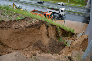 Vilniaus savivaldybė atskleidė liūties pasekmes: ėmė irti Vakarinio aplinkkelio šlaitai