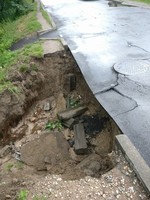 Vilniuje po liūties nuslinkus kelkraščiui suskubo gelbėti gatvės