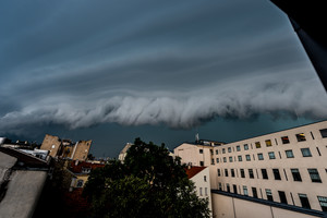 Ketvirtadienis dar pateiks siurprizų: įkais iki 31 laipsnio, vakare – liūtys ir škvalas