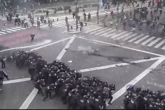 Protestą išvaikė ašarinėmis dujomis ir guminėmis kulkomis