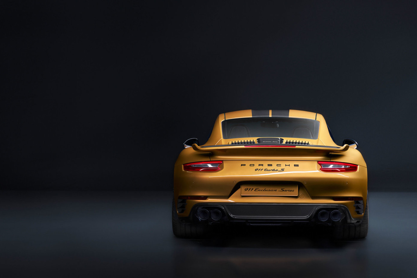 „Porsche 911 Turbo S Exclusive Series“ pirkėjams taip siūlomi prie automobilio priderinti lagaminai ir laikrodis. <br>Gamintojo nuotr.