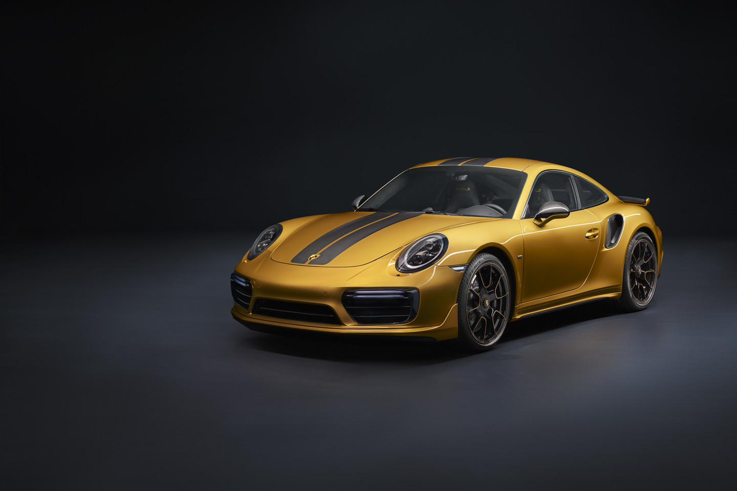 „Porsche 911 Turbo S Exclusive Series“ pirkėjams taip siūlomi prie automobilio priderinti lagaminai ir laikrodis.<br>Gamintojo nuotr.