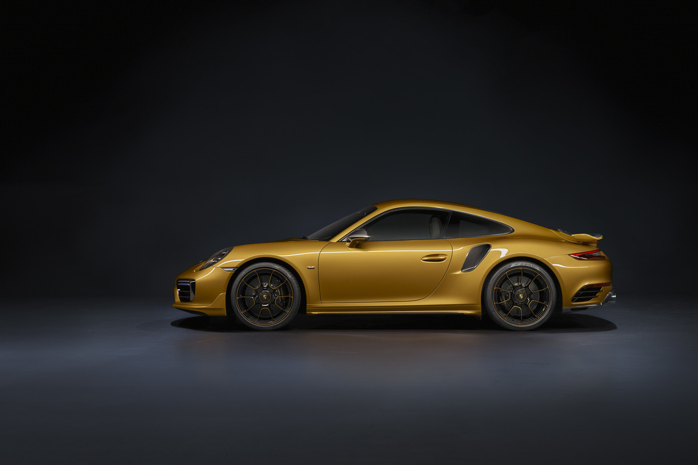 „Porsche 911 Turbo S Exclusive Series“ pirkėjams taip siūlomi prie automobilio priderinti lagaminai ir laikrodis.<br>Gamintojo nuotr.