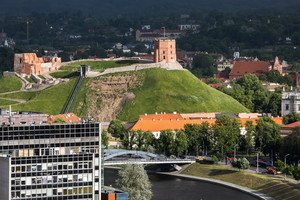 Griūnančio Gedimino kalno fone Vilniaus mero akys krypsta į funikulierių ir Valdovų rūmus