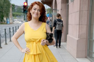 Pirmą kartą po gimdymo viešumoje pasirodžiusi Erica Jennings pribloškė puikia figūra