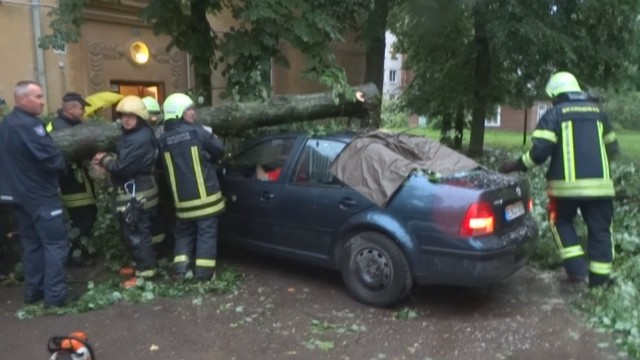 Stichija Kaune: audros išversti medžiai traiškė automobilius, vėjas plėšė stogus