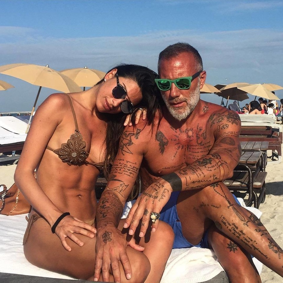 Gianluca Vacchi su savo žmona internautus sužavėjo plačia šypsena ir užvedančiais šokais.<br>Asmeninio albumo nuotr.