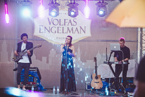 Lietui lyjant Jurga Šeiduikytė surengė romantišką pasirodymą