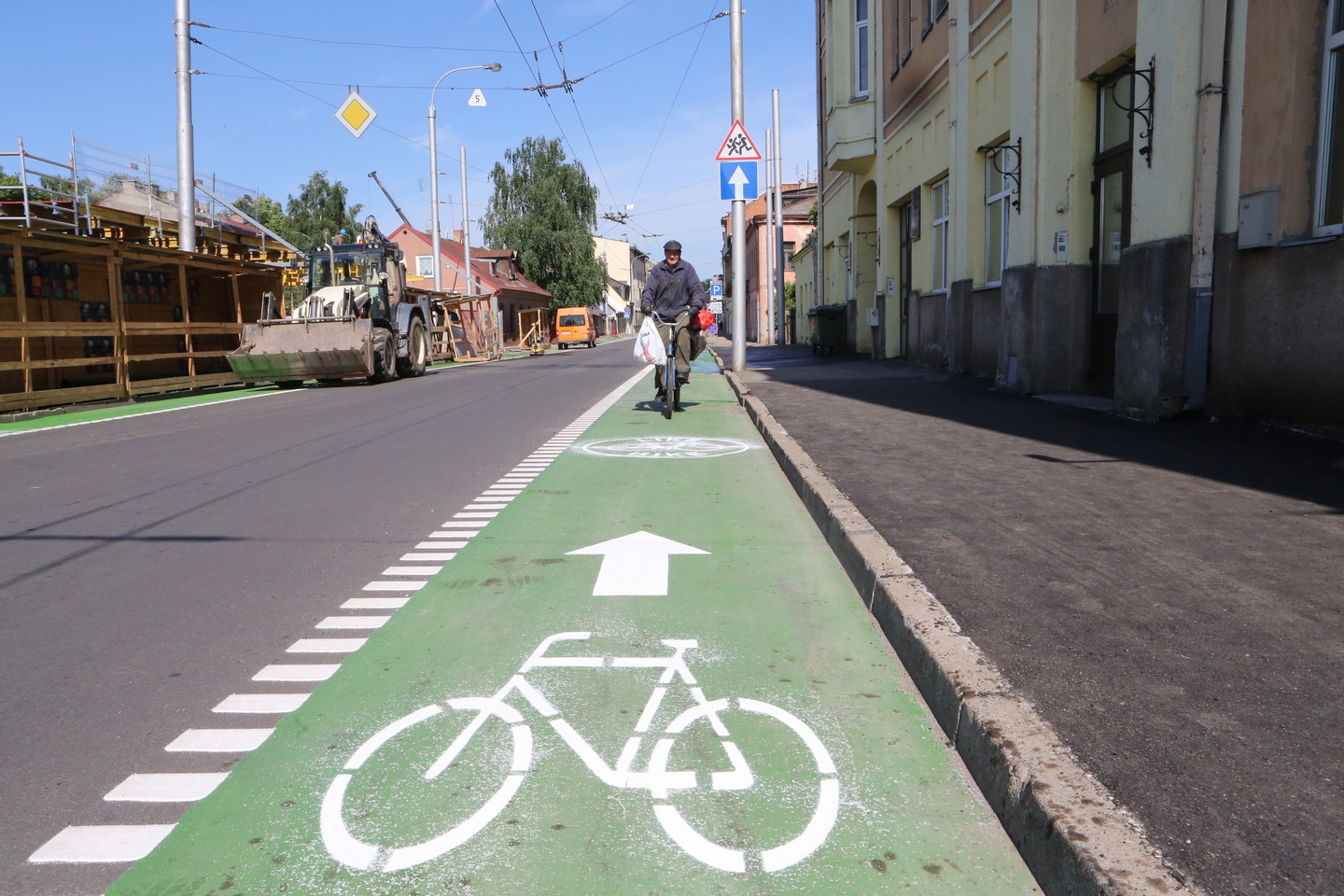  Kaune įrengti nauji dviračių takai. Jie nudažyti žalia spalva.<br> M.Patašiaus nuotr.