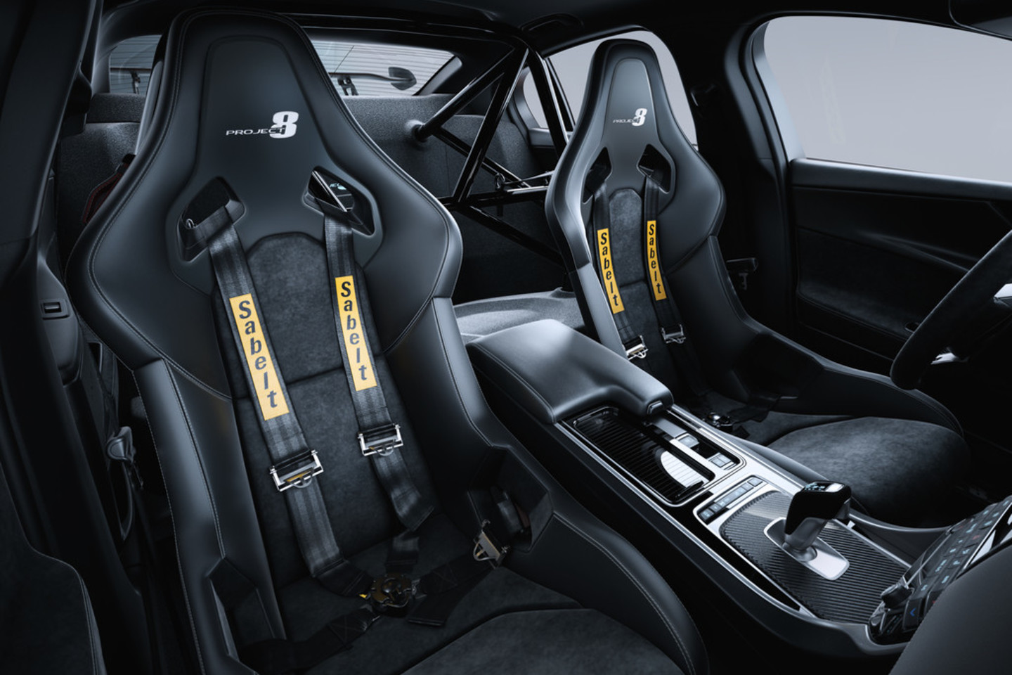 „Jaguar XE SV Project 8“ turės 600 AG galios V8 tipo variklį ir keturių ratų pavarą.<br>Gamintojo nuotr.
