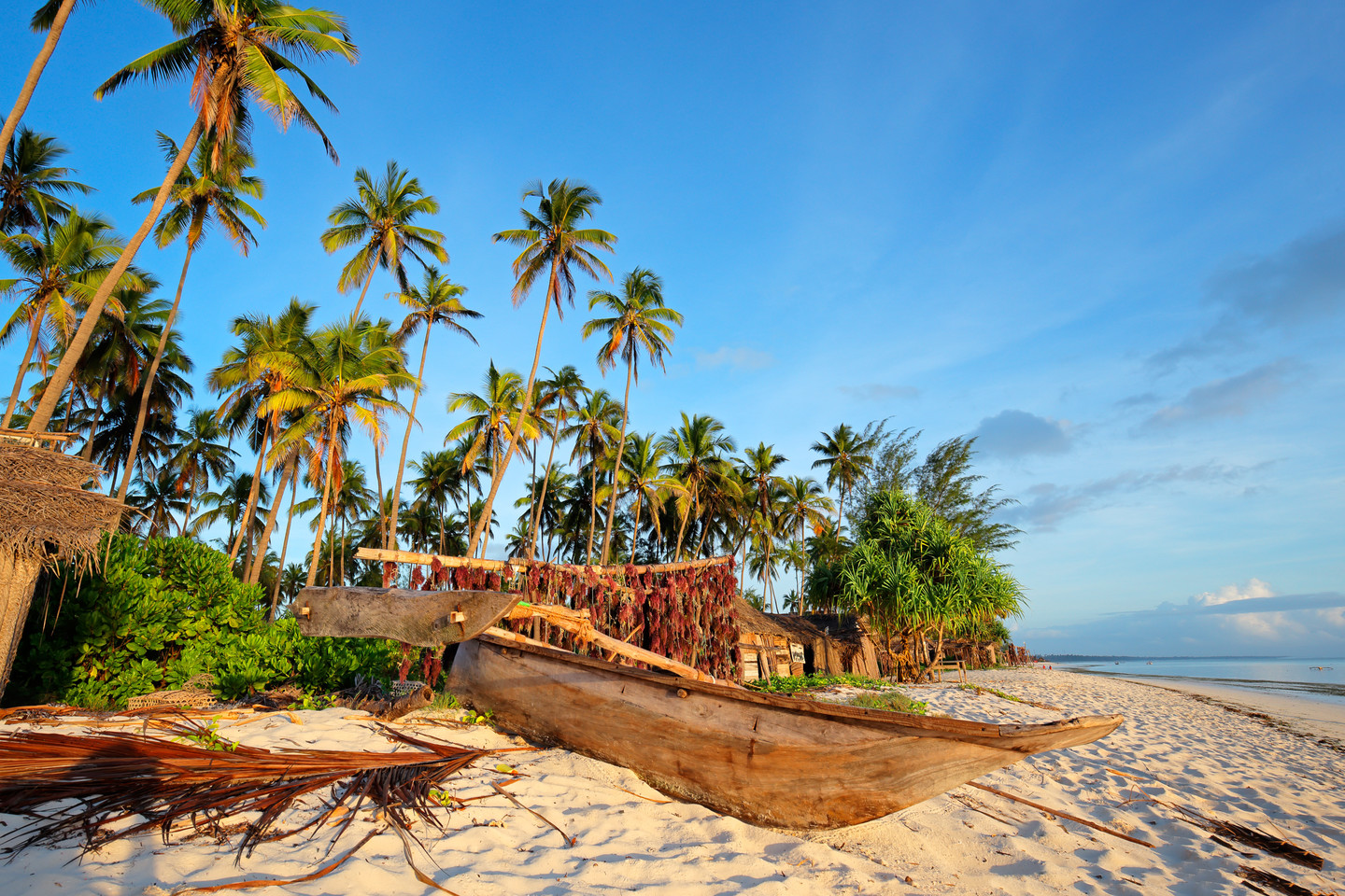Zanzibaro paplūdimiai yra tarsi balta cukraus pudra, o vandenynas primena smaragdus.<br>Shutterstock nuotr.
