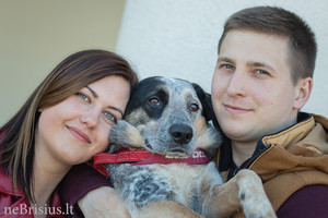 Tragiškos būklės šunį iš prieglaudos paėmusi pora suteikė jam naują gyvenimą