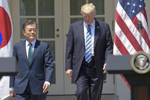 D.Trumpas pasitiko Pietų Korėjos prezidentą Mooną Baltuosiuose rūmuose