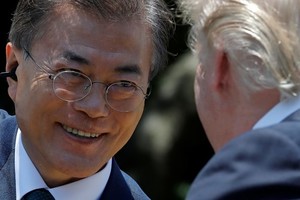 Pietų Korėjos prezidentas pakvietė D. Trumpą aplankyti Seulą „šiemet“