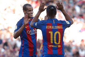 Jie dar turi parako: Ronaldinho ir Rivaldo rodė klasę per legendų mūšį 