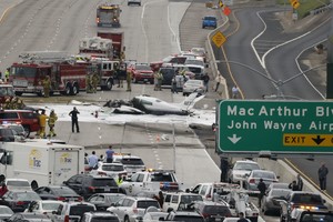 Kalifornijos greitkelyje sudužo lėktuvas, sužeisti du žmonės