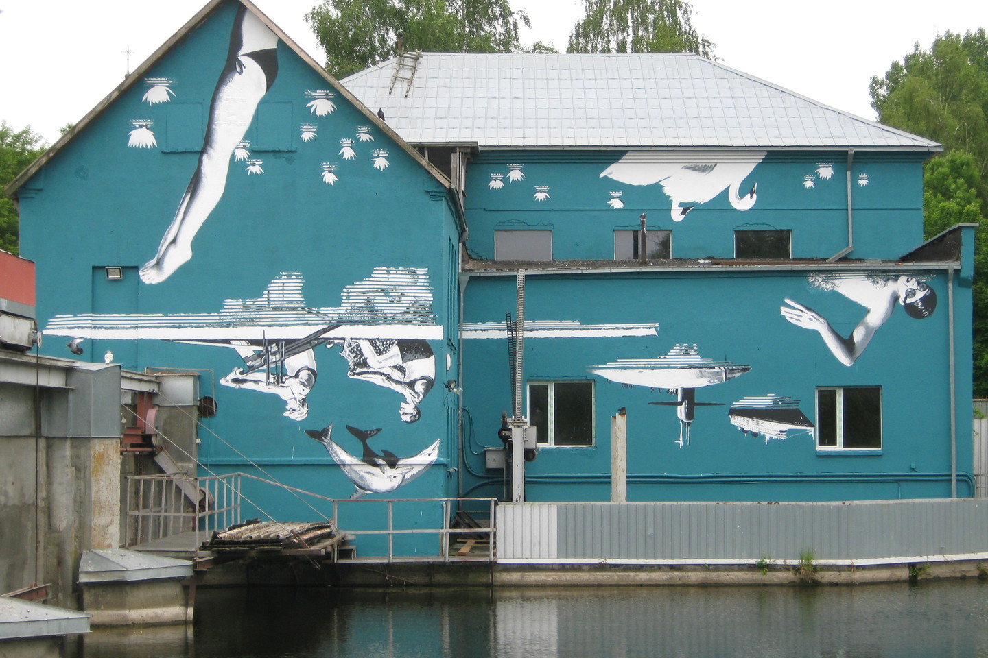 Prieš dvejus metus R.Bartkus ant senosios užtvankos pastato sienos Marijampolėje nutapė "Tekantį gyvenimą". Socialiniuose tinkluose ši kompozicija buvo peržiūrėta 2 mln. kartų.<br> L.Juodzevičienės nuotr.