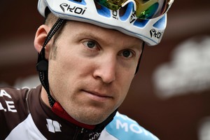 „Tour de France“ startą gadina skandalas: dviratininkas bjauriai įžeidė sveikinančias merginas