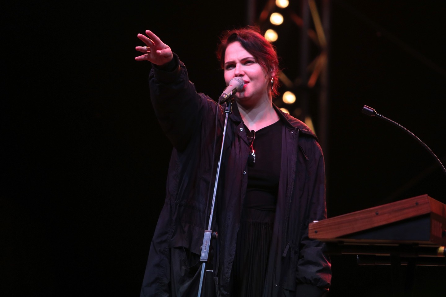 Bardų festivalyje ,,Akacijų alėja" Justė Arlauskaitė-Jazzu  įnešė emocijų pliūpsnį.<br> Organizatorių nuotr.