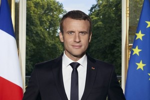 Iššifruotas Emmanuelio Macrono oficialus portretas slepia gausybę simbolių