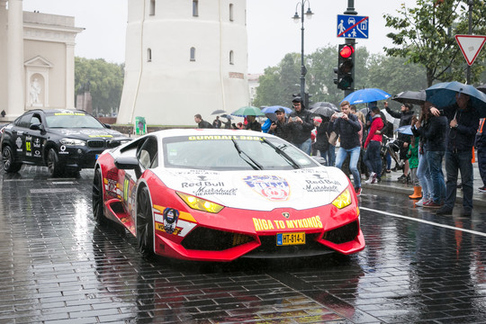 Brangiausi ir galingiausi pasaulio automobiliai rikiuojasi  pagrindinėje Vilniaus  gatvėje