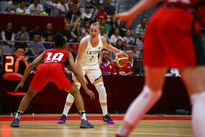 Lietuvos krepšininkės mače su kinėmis padarė 32 klaidas, bet treneris neliūdėjo