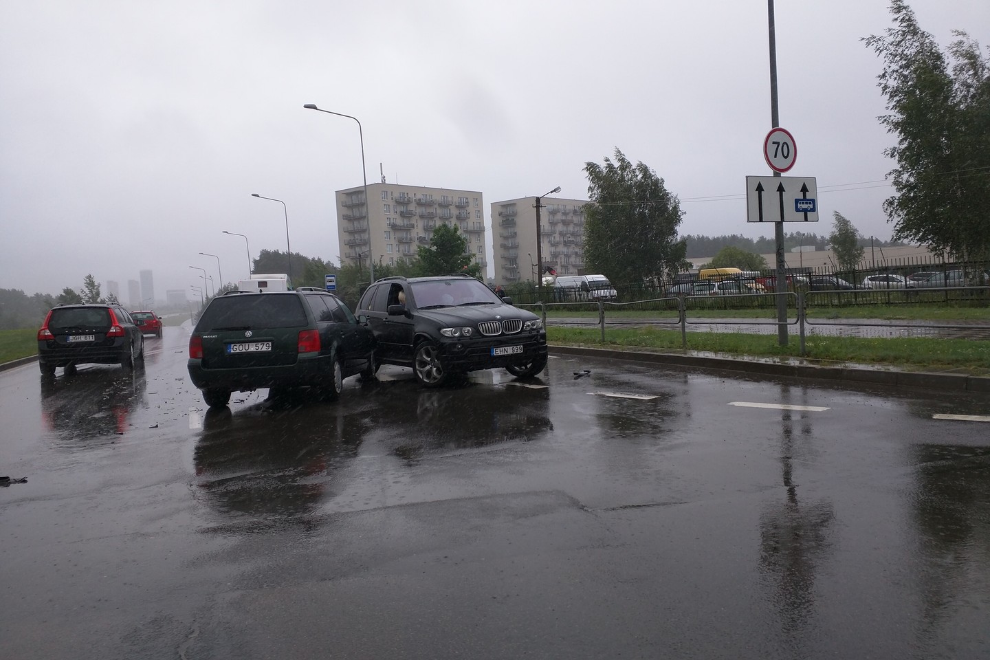 Avarija Vilniuje: BMW X5 vairuotojas nepaisė raudono šviesoforo signalo.