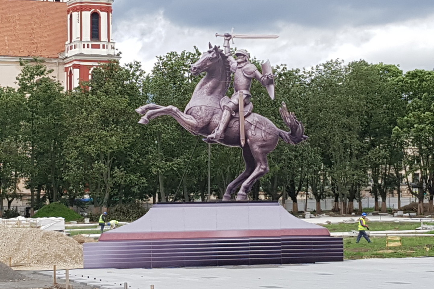 Lukiškių aikštėje pastatytas Vyčio maketas įvertintas nevienareikšmiškai.