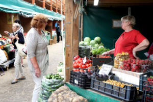 Prekystaliai lūžta nuo prekių gausos, o pirkti nėra kam 