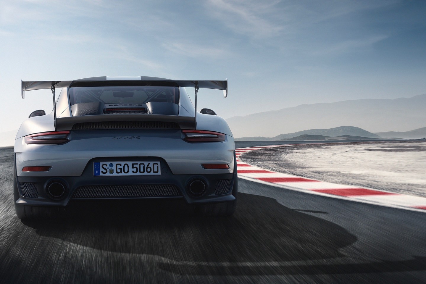  Galingasis „Porsche 911 GT2 RS“ tinka ir lenktynių trasai.<br> Gamintojo nuotr.