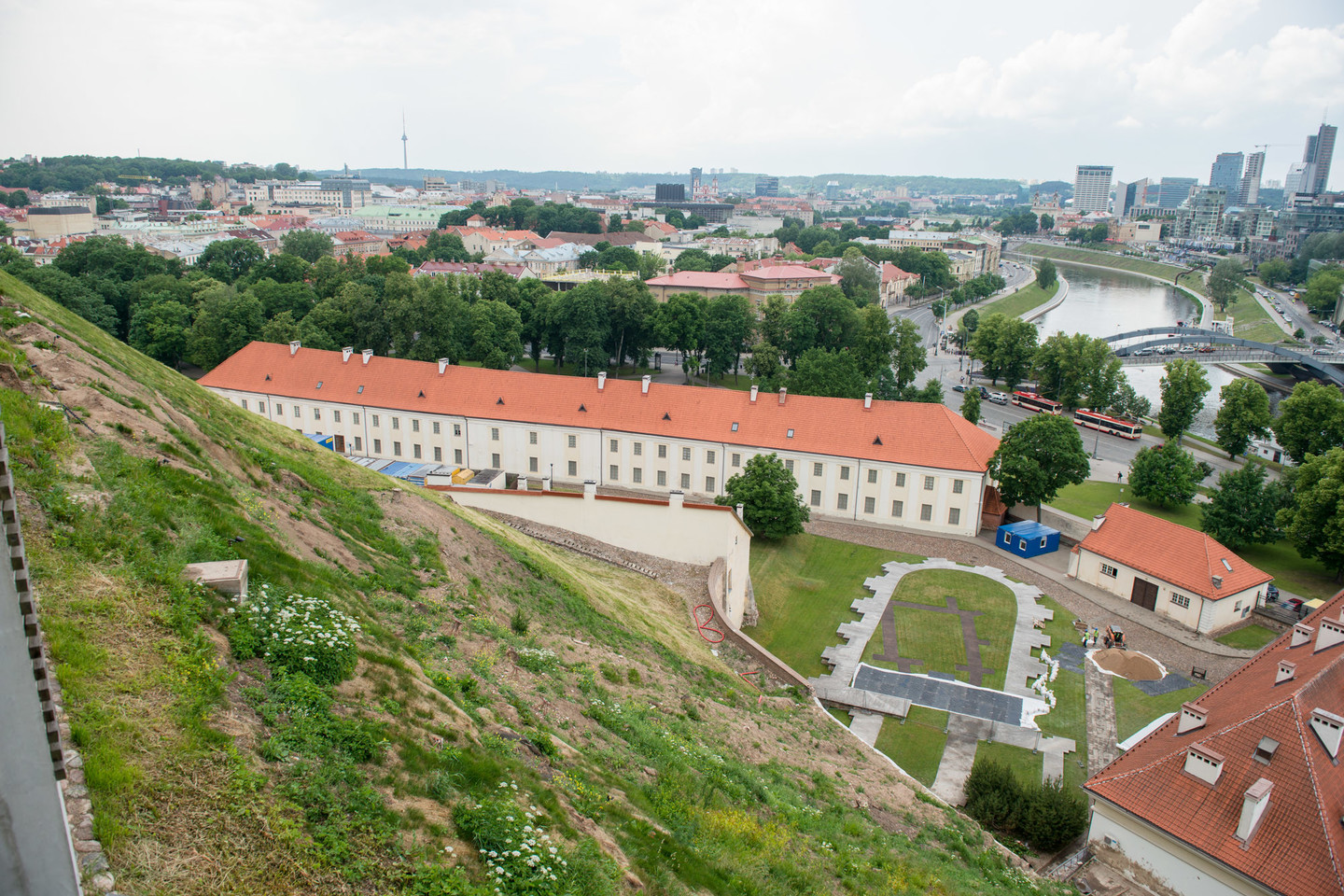 Pasak Vilniaus mero, antradienį bus sprendžiama: stabilizuoti esamą kalno būseną (sutvirtinant gruntą ir paliekant niekada toje vietoje nebuvusias, tačiau dabar esančias sienas) ar ardyti šias sienas ir mūrus atstatinėti toje vietoje, kur jos originaliai ir buvo – t.y. toliau nuo šlaito krašto.<br>J.Stacevičiaus nuotr.
