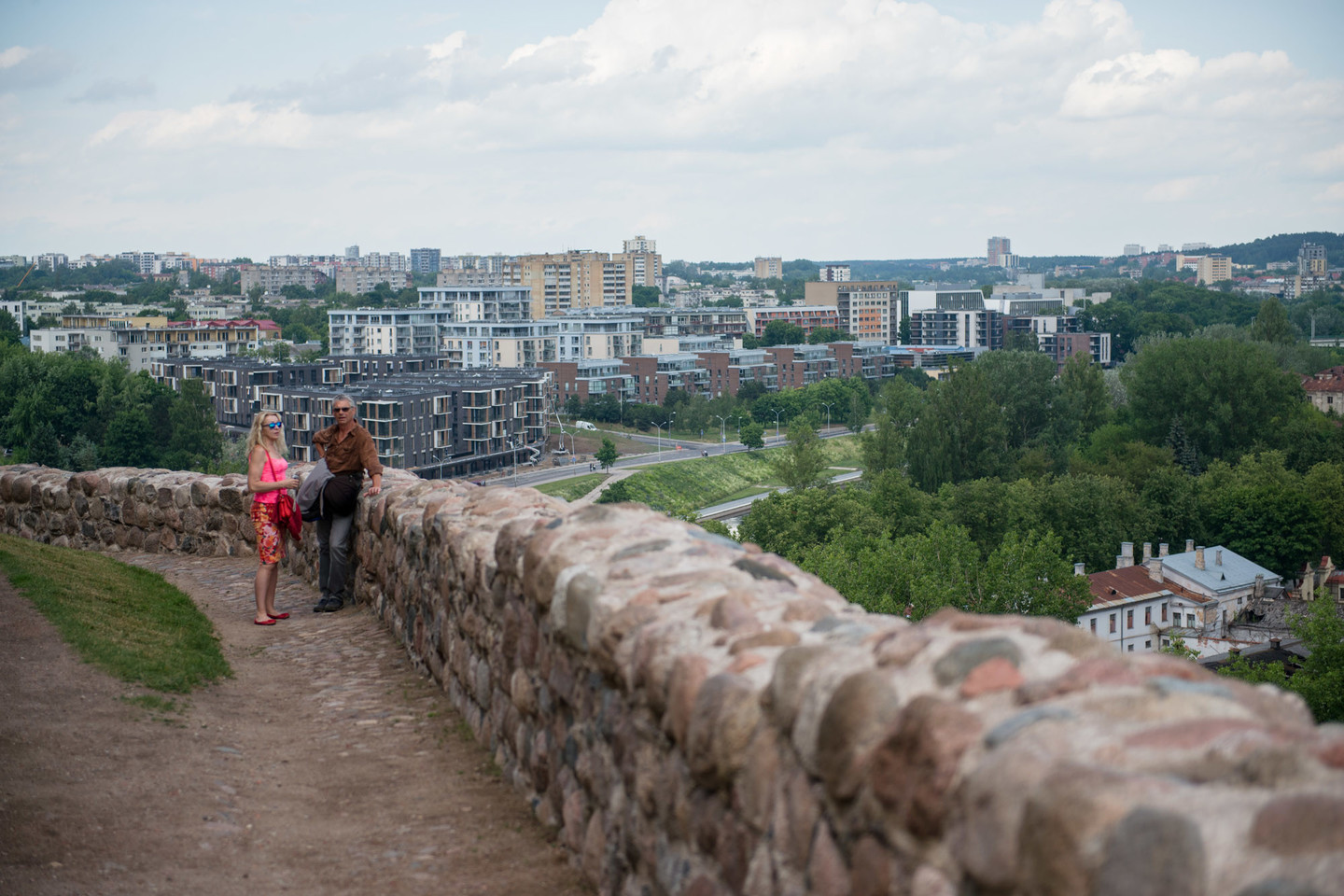 Pasak Vilniaus mero, antradienį bus sprendžiama: stabilizuoti esamą kalno būseną (sutvirtinant gruntą ir paliekant niekada toje vietoje nebuvusias, tačiau dabar esančias sienas) ar ardyti šias sienas ir mūrus atstatinėti toje vietoje, kur jos originaliai ir buvo – t.y. toliau nuo šlaito krašto.<br>J.Stacevičiaus nuotr.